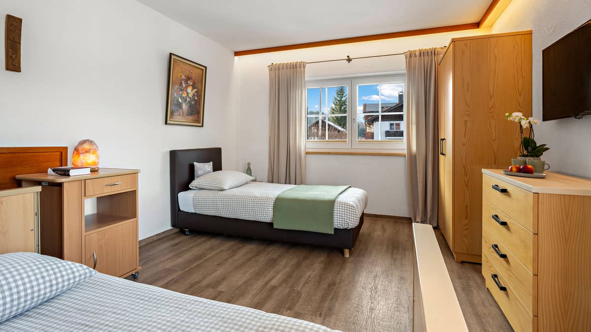 Rollstuhlgerechtes Zimmer mit viel Bewegungsfreiraum