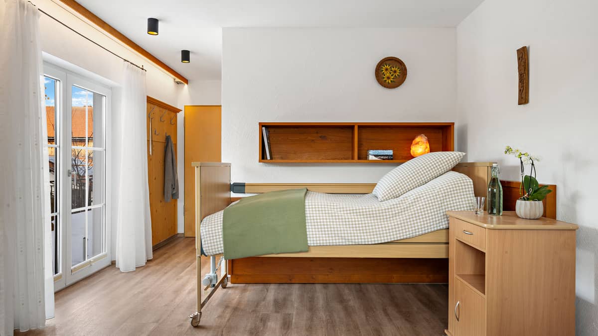 Barrierefreies Pflegebett auf Anfrage im Hotel Bergsonne Allgäu
