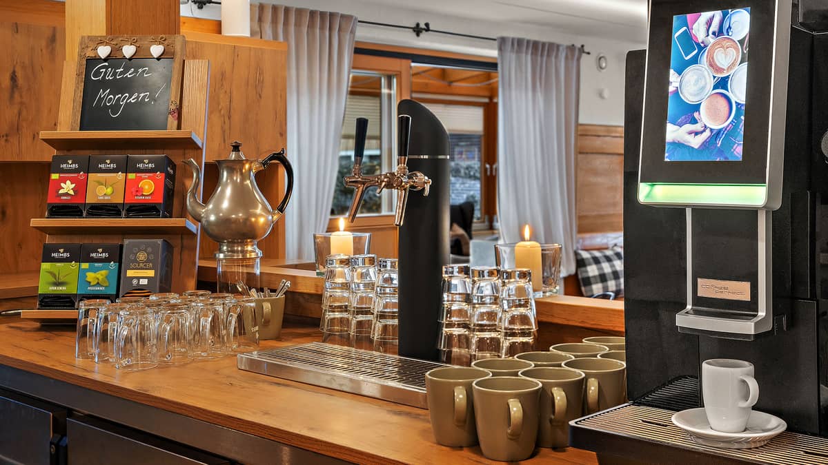Kaffee-, Tee- und Wasserauswahl an der Maxibar