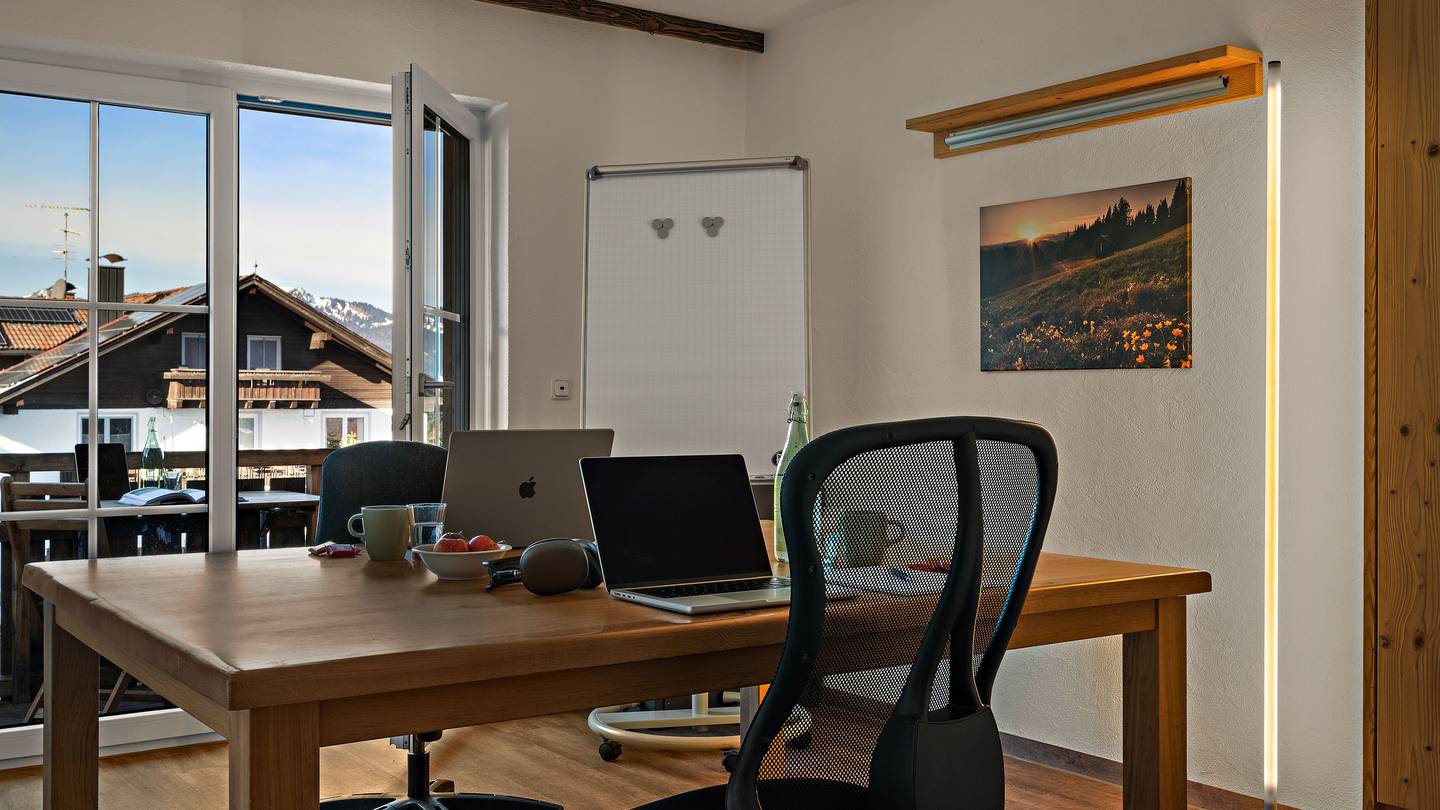 Flipchart und Druckerstation im Co-Working-Raum