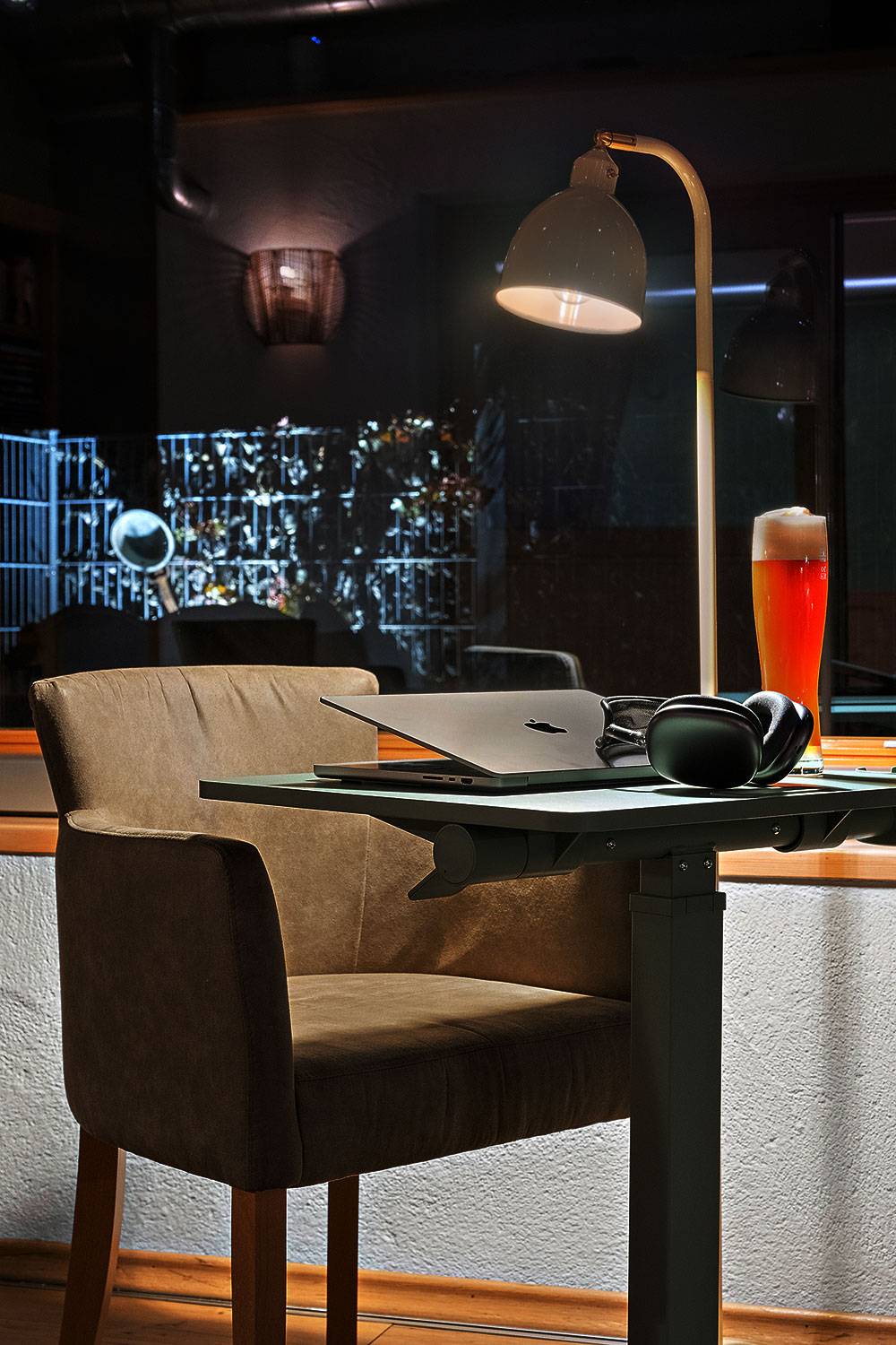 Lounge am Abend mit Bergpanorama