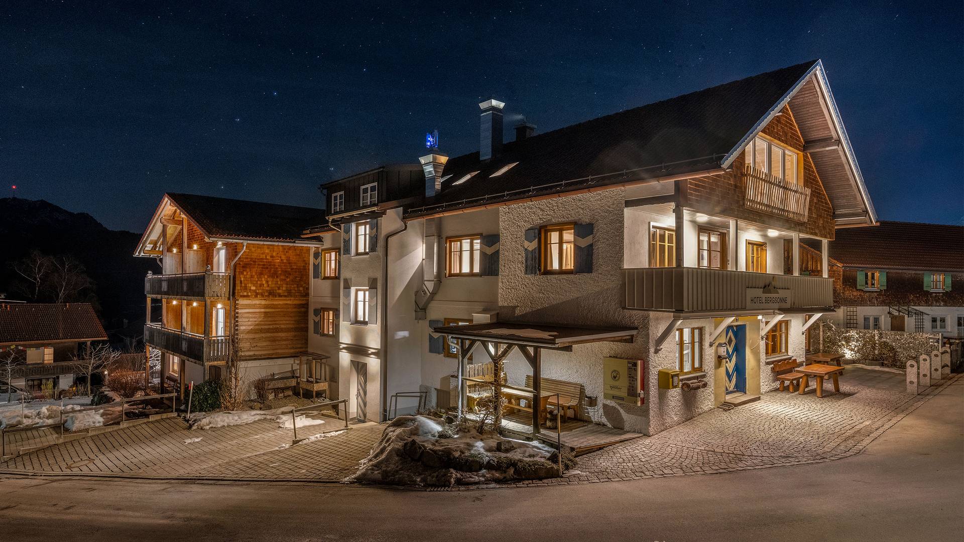 Außen & Umgebung – hotel bergsonne allgaeu imberg sonthofen allgaeu aussen abends vorne | Hotel Bergsonne Allgäu